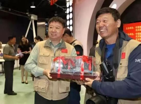  中国新闻摄影学会航空航天专业委员会主任、北京航空航天大学文化传媒集团影像研究院长牟健为为获奖作者颁奖