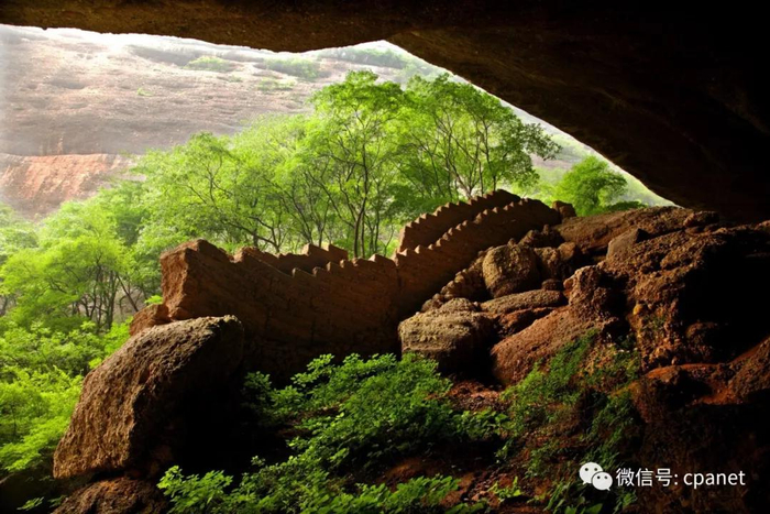 当年的山洞不仅是藏身洞，还是消灭敌人的堡垒。这是建在洞口的战斗工事。