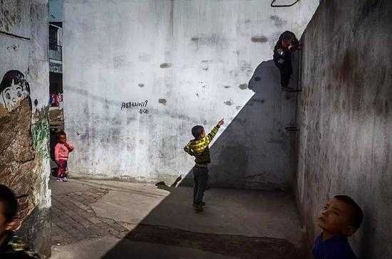 《童年》@ALEX穿梭光&nbsp; 选自《生于街头》9月