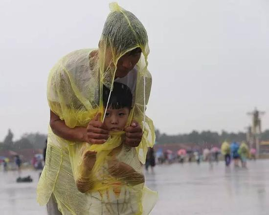 《雨中情》 @北京的枣&nbsp; 选自《生于街头》8月