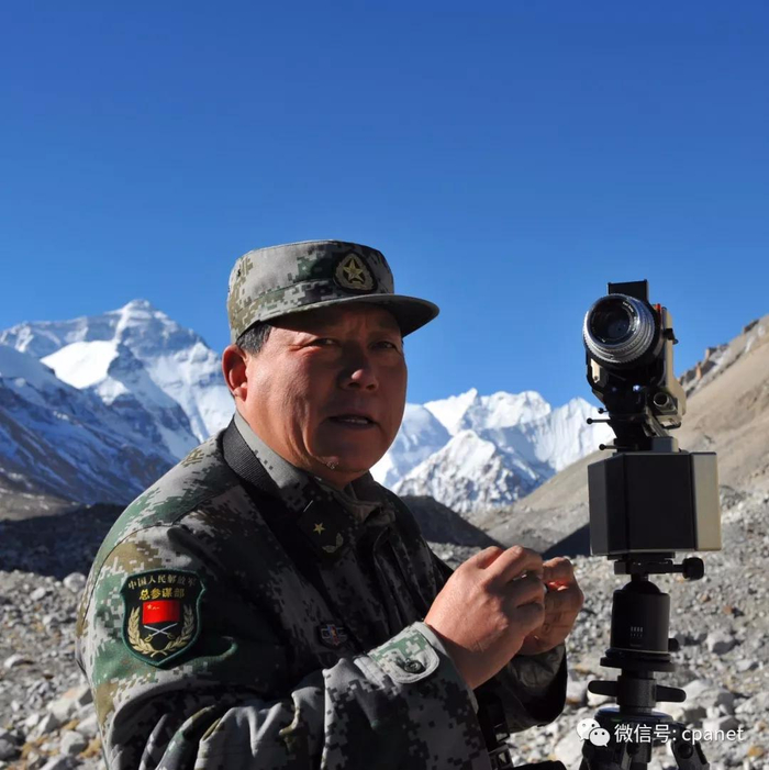 　　宋举浦，1953年12月出生，1970年12月入伍，曾任中国人民解放军总参某部副政治委员兼纪委书记，2004年被授予少将军衔。中国摄影家协会会员。