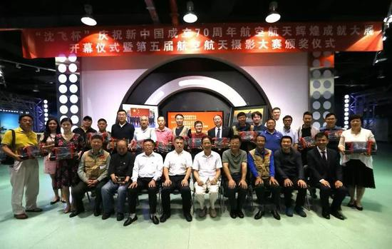 领导、评委、专家与获奖作者合影