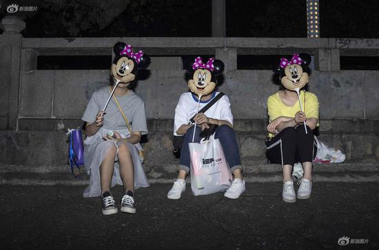 《江边纳凉的米奇》 摄影：@风景独好000