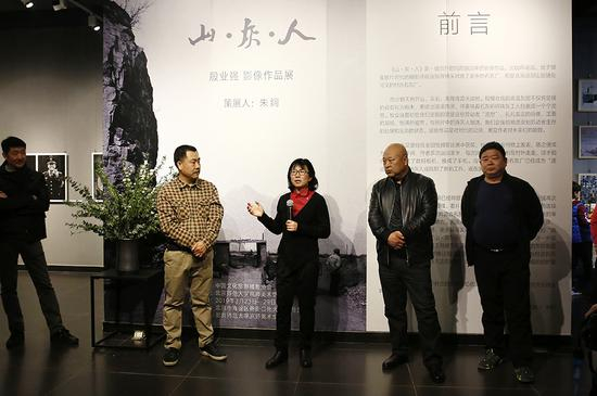策展人朱炯介绍展览情况