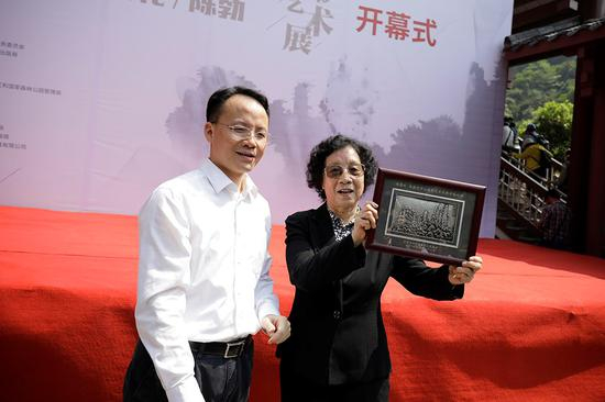 郑小胡向陈勃家属颁发专属纪念牌 张双双 摄