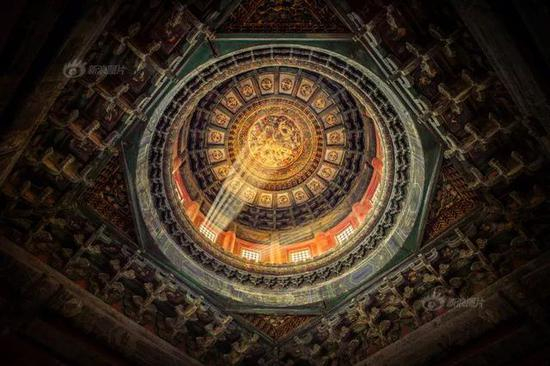 月度优秀奖”《藻井神光》摄影：@摆渡人手记