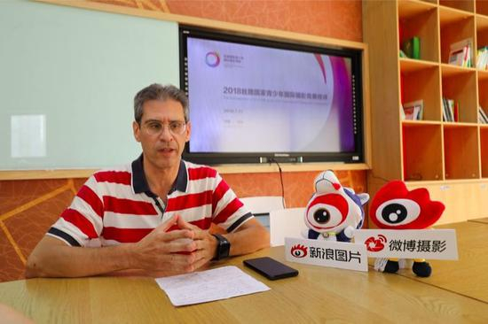 国际摄联秘书长安尼斯·利库里斯正在接受新浪图片的采访。