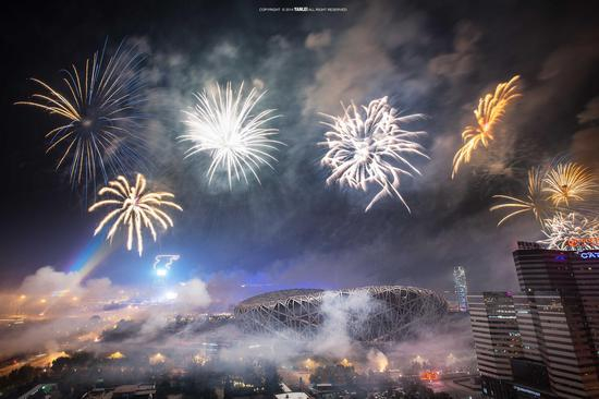 鸟巢上空的烟花 严磊/摄