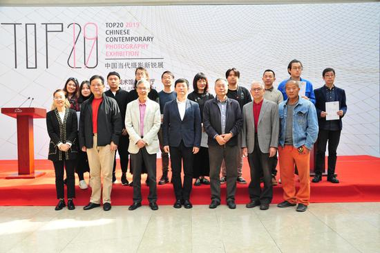 TOP20·2019新锐展入围者与颁奖嘉宾合影&nbsp; 张关春摄&nbsp;