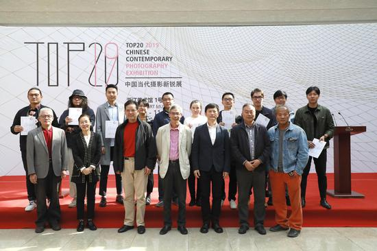 TOP20·2019新锐展入围者与颁奖嘉宾合影&nbsp; 刘士斌摄&nbsp;