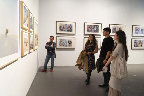 张博原在《我的塔里木》展区为观众导览&nbsp; 何博摄