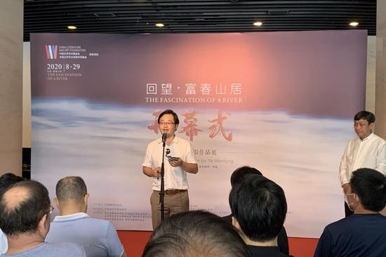 摄影师叶文龙介绍展览作品情况&nbsp;