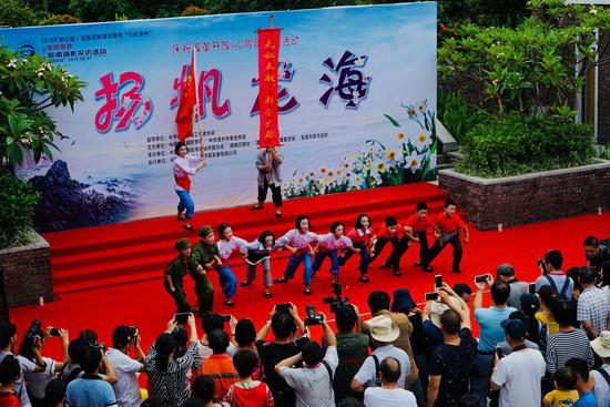 孩子们表演的芗剧《龙江颂》再现扬帆龙海的人文之美。摄影：翟红刚