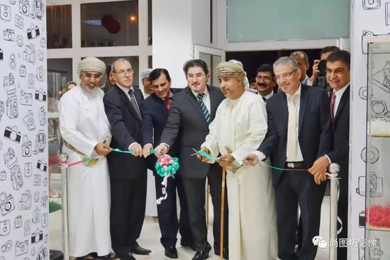 　　《大使眼中的阿曼》展览开幕活动现场，列国大使受邀出席开幕式，阿曼苏丹国外交部大使纳赛尔·穆罕默德·阿布赛迪剪彩并宣布展览开幕