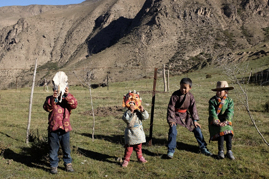 2016 年，三岁（左二）（拉玛太/摄）