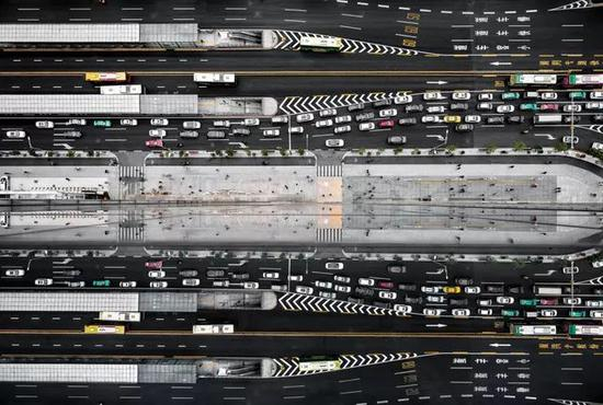 月度优秀奖”《城市赛道》摄影：@星空STARZ