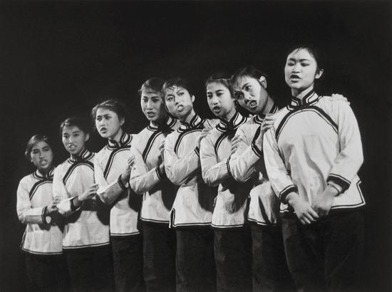 《女声小合唱》（《“妈妈娘，你好糊涂！”》1961年前，上海，钟志仁摄