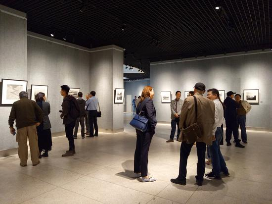 江苏省高校摄影学会的常务理事们在展览现场。供图：黄建鹏画廊