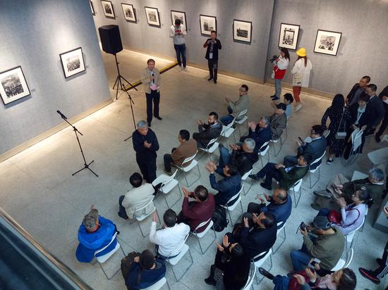 　　“黄建鹏藏摄影大师蓝志贵西藏经典作品展”开幕式现场，南京师范大学美术学院党委书记、策展人朱毅先生主持开幕式。供图：黄建鹏画廊
