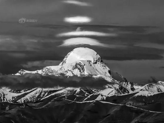 “月度最佳奖”《雪山奇云》摄影：@用户5237644293 