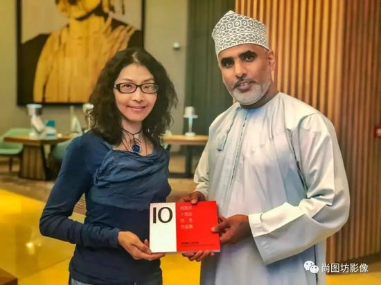 　　本次出访的摄影家之一、尚图坊艺术顾问郭宬将《尚图坊十周年优秀作品集》赠送给阿曼摄影协会主席阿罕迈德·阿卜杜拉·阿布赛迪