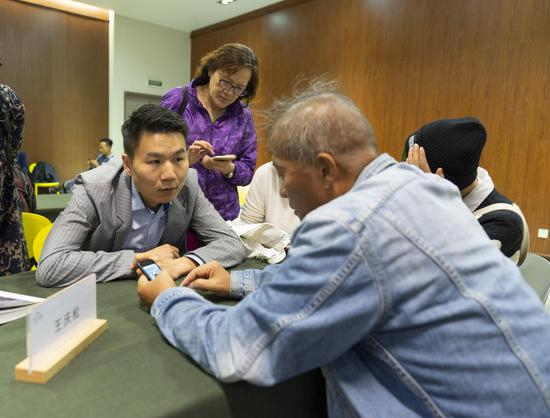 著名艺术家王庆松与入围艺术家史阳琨交流&nbsp; 何博摄