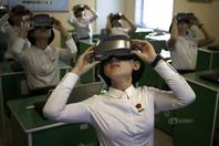 走进朝鲜平壤教员大学 学生在课上使用VR眼镜