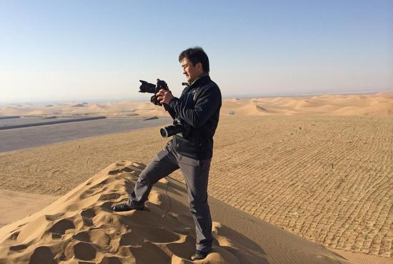 陈杰采访沙漠中的污染。　　