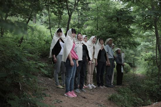 陈杰拍摄的“安庆强砸老人棺木”事件，画面悲伤而隐忍。