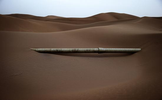 沙漠中的污染，这组作品公开发表后，引起社会强烈关注。