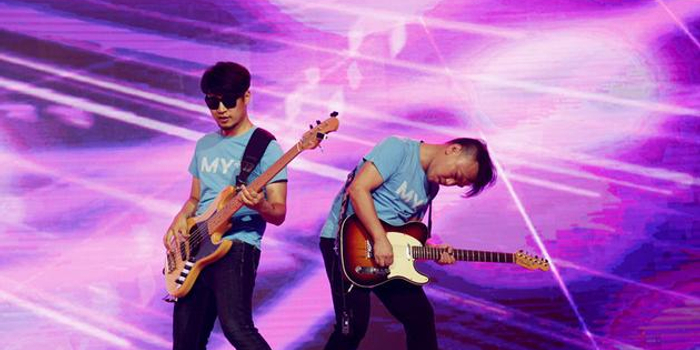 乐团现场演唱专辑《因乐人》中收录的热门歌曲《我依然奔跑在路上》