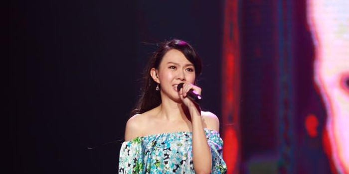 卓依婷演唱会北京站落幕 孟庭苇担任嘉宾