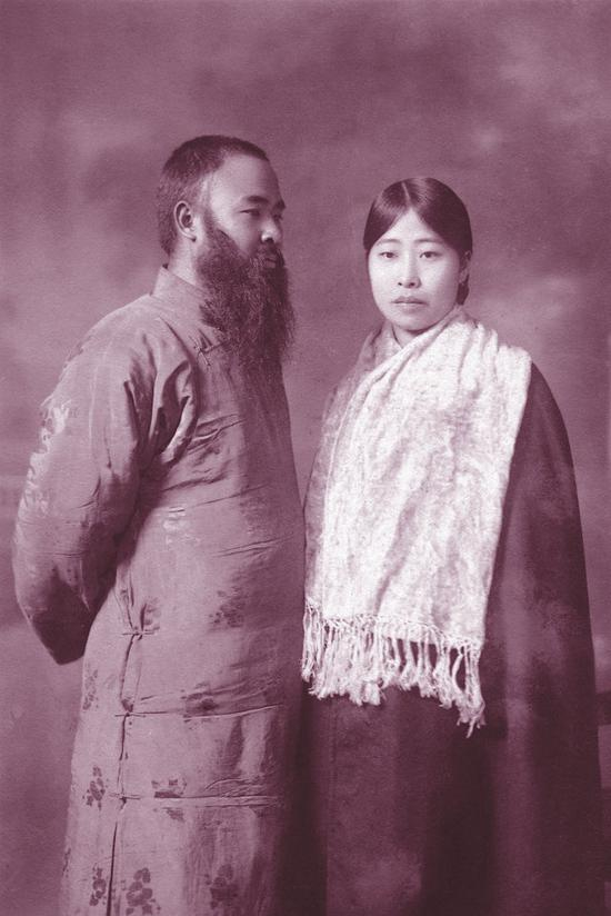 　　张大千的异国情缘 1927年 1927年，张大千与韩国少女池春红的合影。 原载《老照片》第49辑