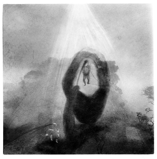 卢彦鹏作品：拖着石头的婴孩