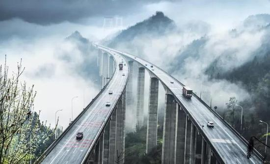 　　摄影师：文林 ‘相机摄’一场春雨过后，湖北巴东县境内的沪渝高速公路 泗渡河特大桥云雾缭绕，宛若仙境。