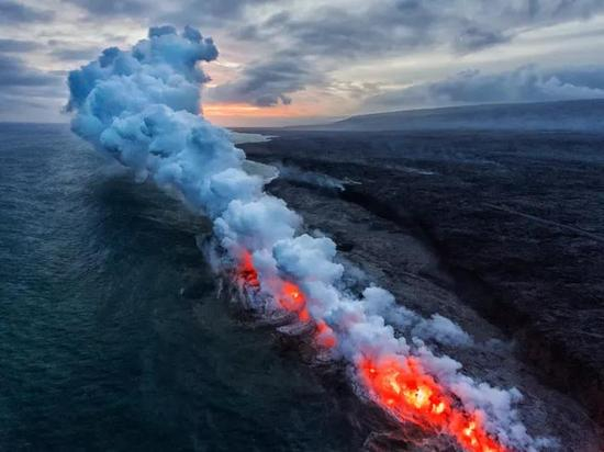 　　摄影师：刘潇潇 ‘相机摄’夏威夷大岛的基拉韦厄火山岩浆入海口。 摄影师前后两次共步行80里路， 终于捕捉到了自己心中的画面。