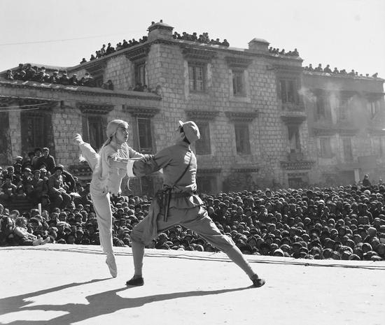 《藏族演员学演“白毛女”》1973年，拉萨八角街，刘丽嘉摄