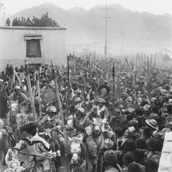《传大召·古骑士》1957年，拉萨，蓝志贵摄