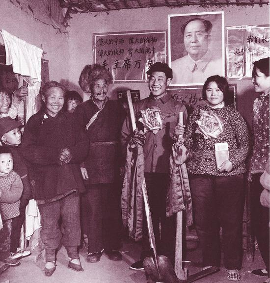 　　革命年代的婚礼 1966年11月21日 1966年11月21日，山东沂蒙山区的两位农村青年胸佩红花、手持农具和毛主席著作，举行了一场“革命化”婚礼。 原载《老照片》第37辑