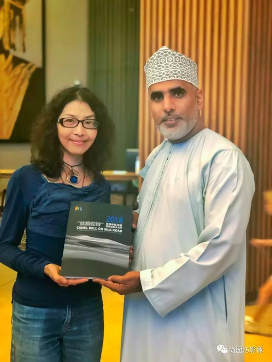 　　本次出访的摄影家之一、尚图坊艺术顾问郭宬将由尚图坊联合主办的2018“丝路驼铃”首届中国·奈曼国际摄影文化节纪念画册赠与阿曼摄影协会主席阿罕迈德·阿卜杜拉·阿布赛迪