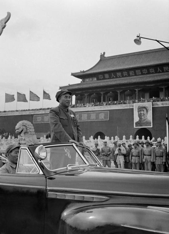朱德总司令在天安门广场阅兵，北京。摄影：石少华