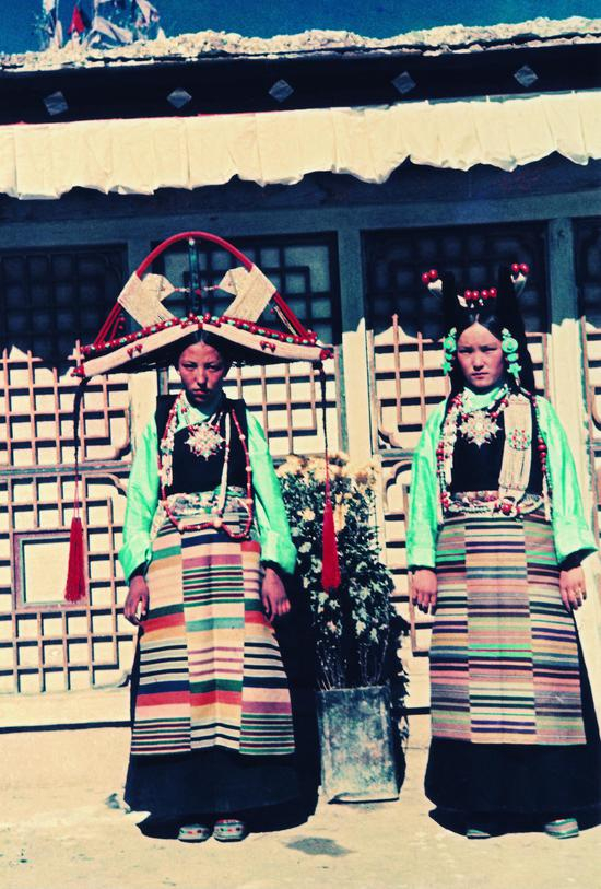 　　《两个贵妇人》1955年，拉萨，蓝志贵摄 中国美术馆个展作品，发表于2008年第4期《中国摄影家》杂志 供图：黄建鹏画廊