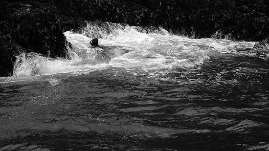 礁石间暗流涌动，潜水员的风险也极大。