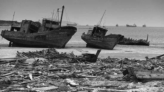 由于靠近海岸线的海域没有鱼，很多小船已经废弃。