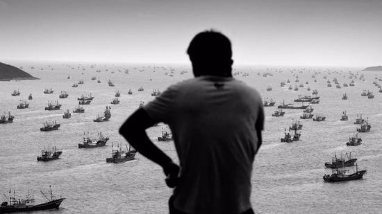 中国浙江宁波石浦港，上千条渔船同时出港捕鱼。