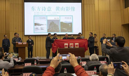 　　嘉宾共同为此次展览和黄山摄影三期工作坊成果，《看山不是山》《行到水穷处》《桃花源里人家》三本画册的首发式揭幕。曹晓东摄影