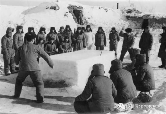 1975年 全国摄影艺术展览 　边防战士乒乓赛 李振森 摄