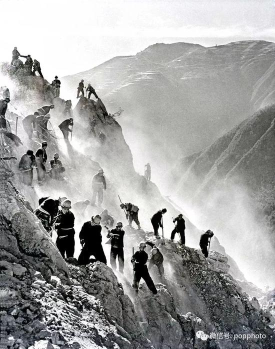 1959年 第三届全国摄影艺术展览 　引水上山 茹遂初 摄