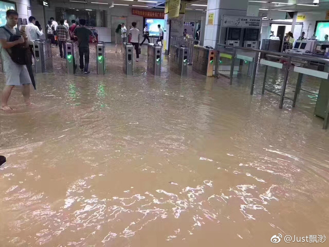 台风“苗柏”登陆深圳 地铁站内“水浸成河”