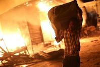 海地一市场发生大火 民众“抢救”物品